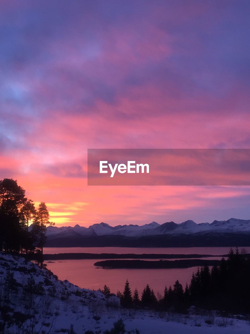 SCENIC VIEW OF LAKE AGAINST ROMANTIC SKY