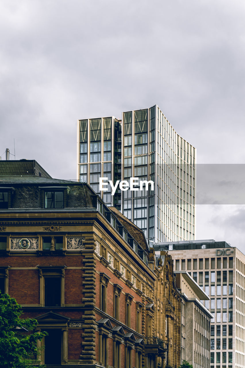 LOW ANGLE VIEW OF BUILDINGS AGAINST SKY