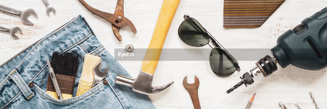 HIGH ANGLE VIEW OF SUNGLASSES AND TABLE ON FLOOR