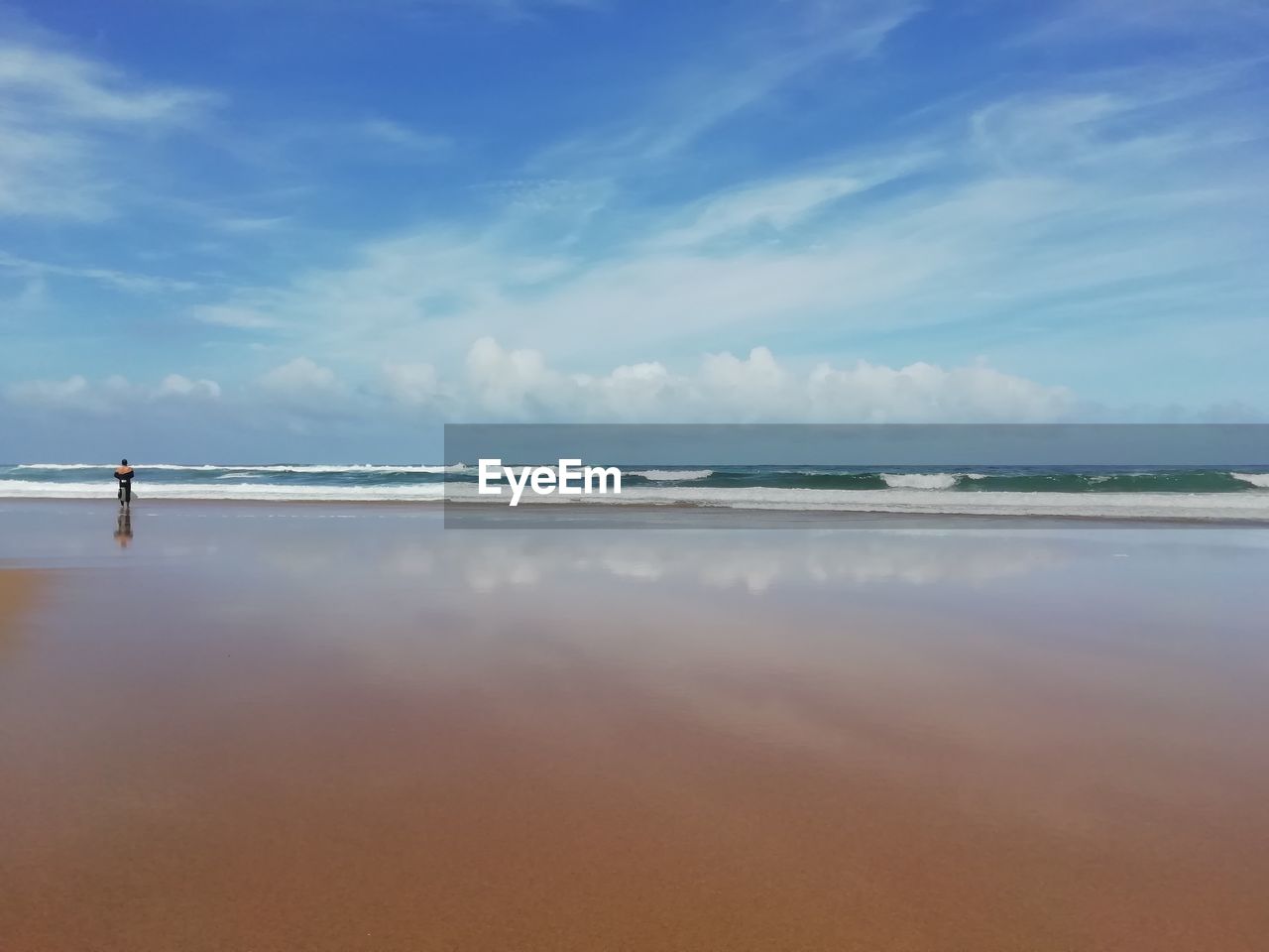 SCENIC VIEW OF SEA AGAINST BLUE SKY