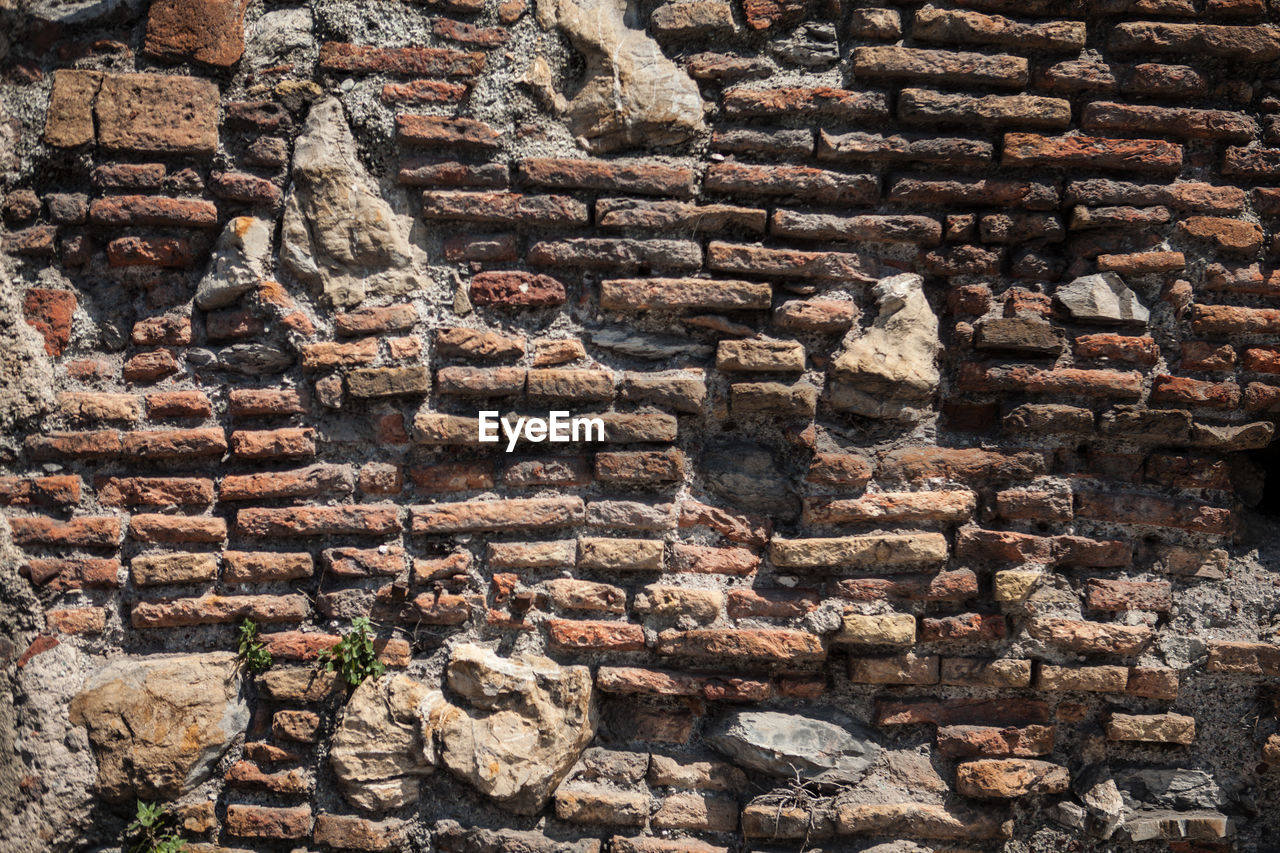 FULL FRAME SHOT OF STONE WALL WITH BRICK WALLS