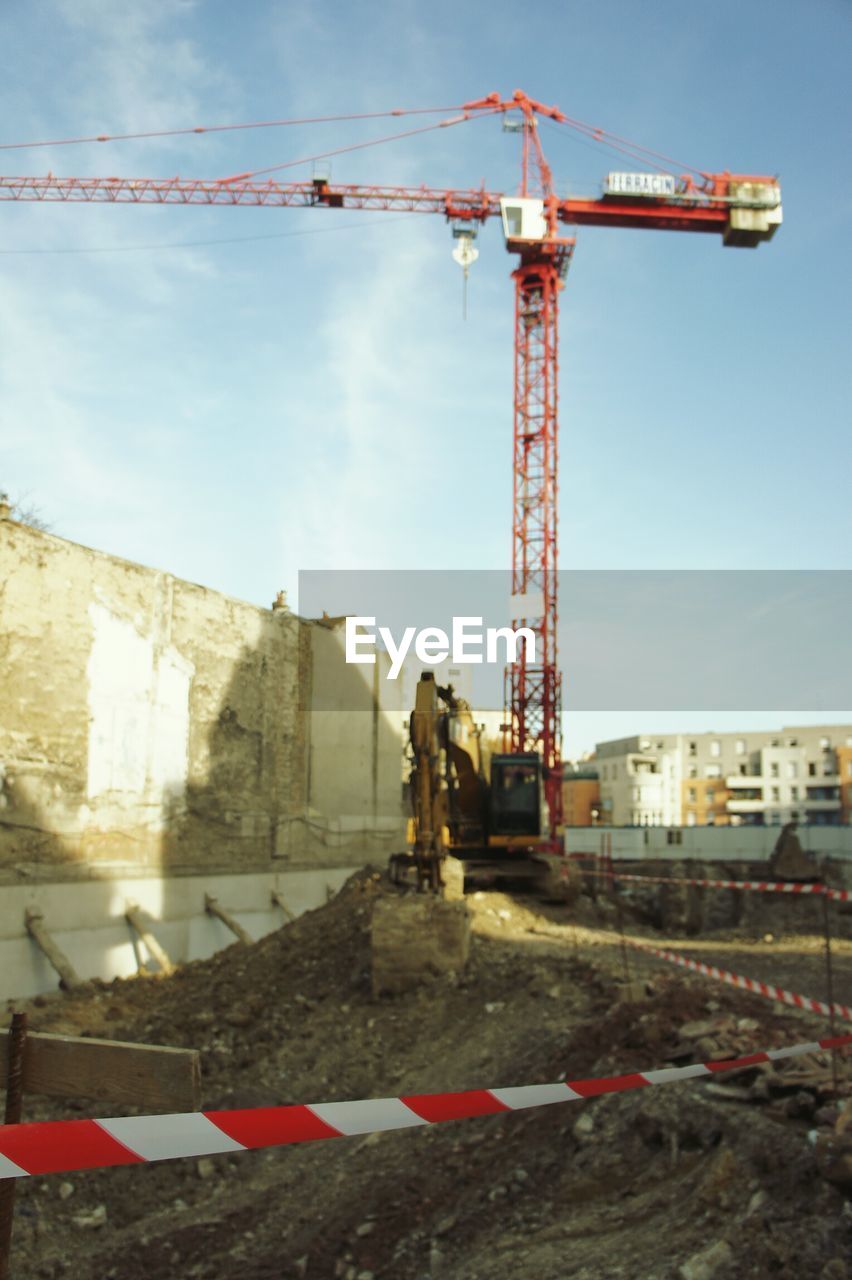 LOW ANGLE VIEW OF CRANE AGAINST SKY