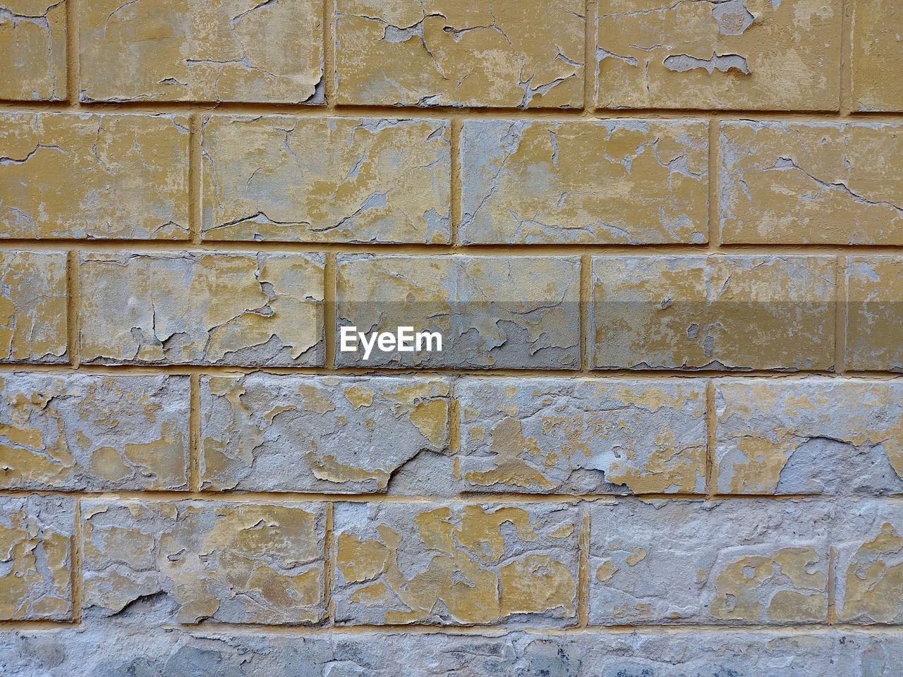 CLOSE-UP OF BRICK WALL