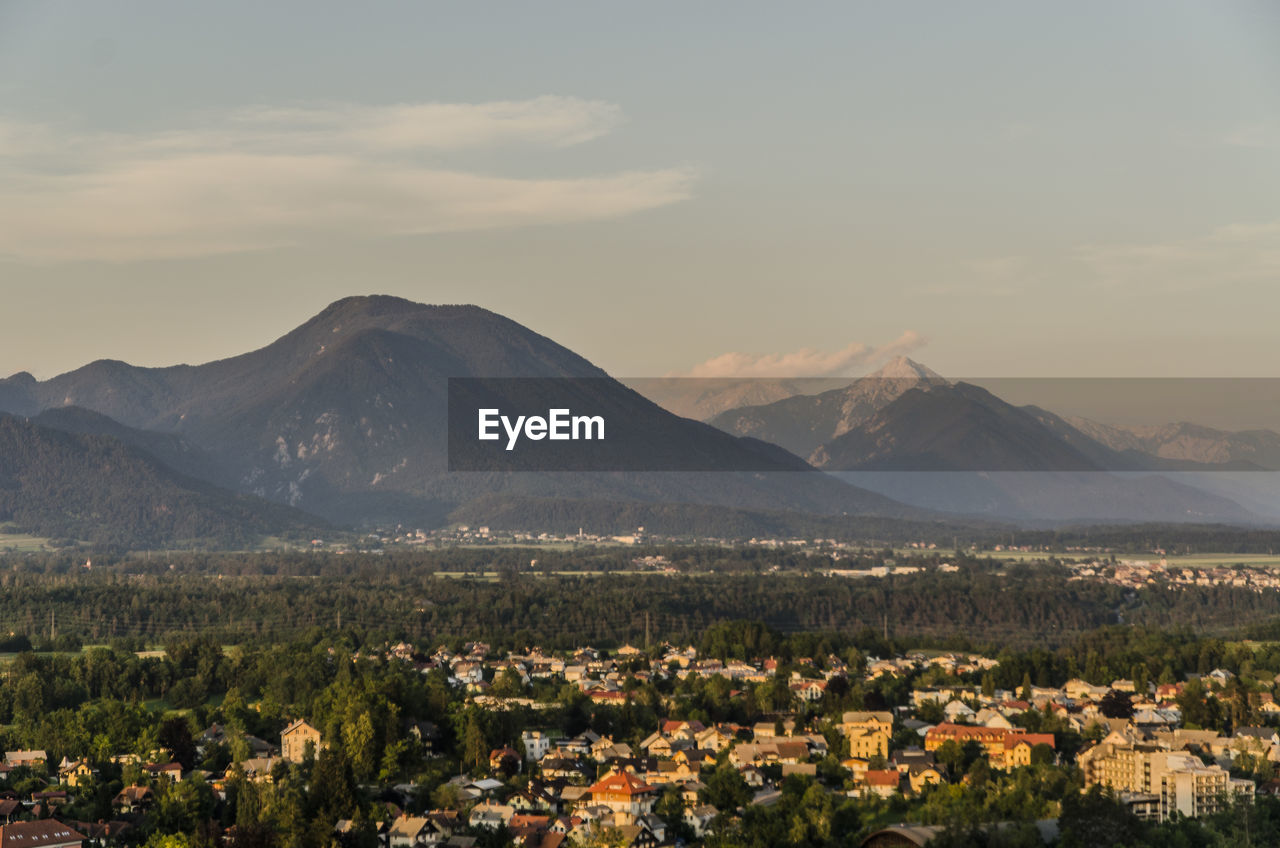 TOWNSCAPE BY MOUNTAINS AGAINST SKY