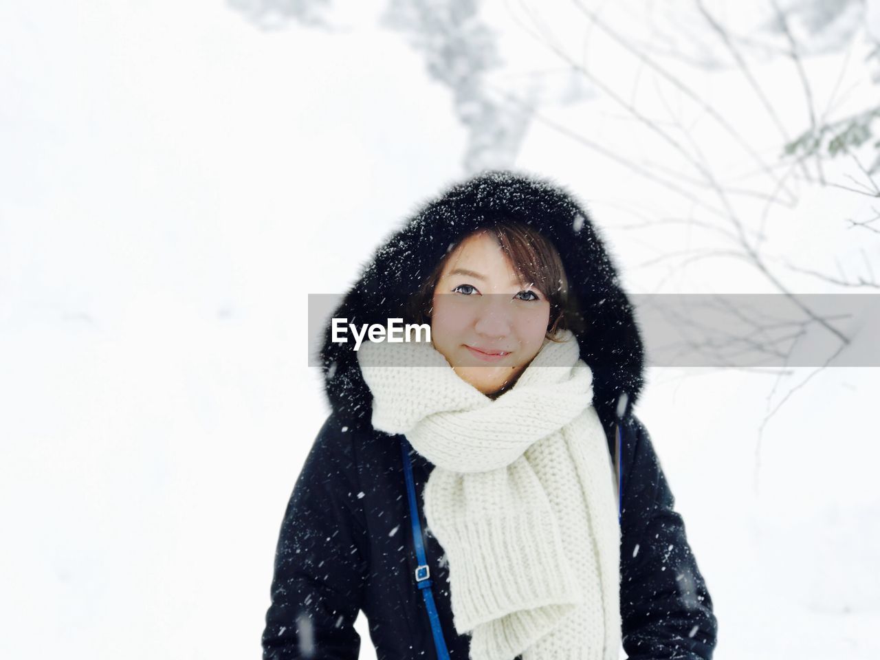 PORTRAIT OF BEAUTIFUL YOUNG WOMAN IN SNOW