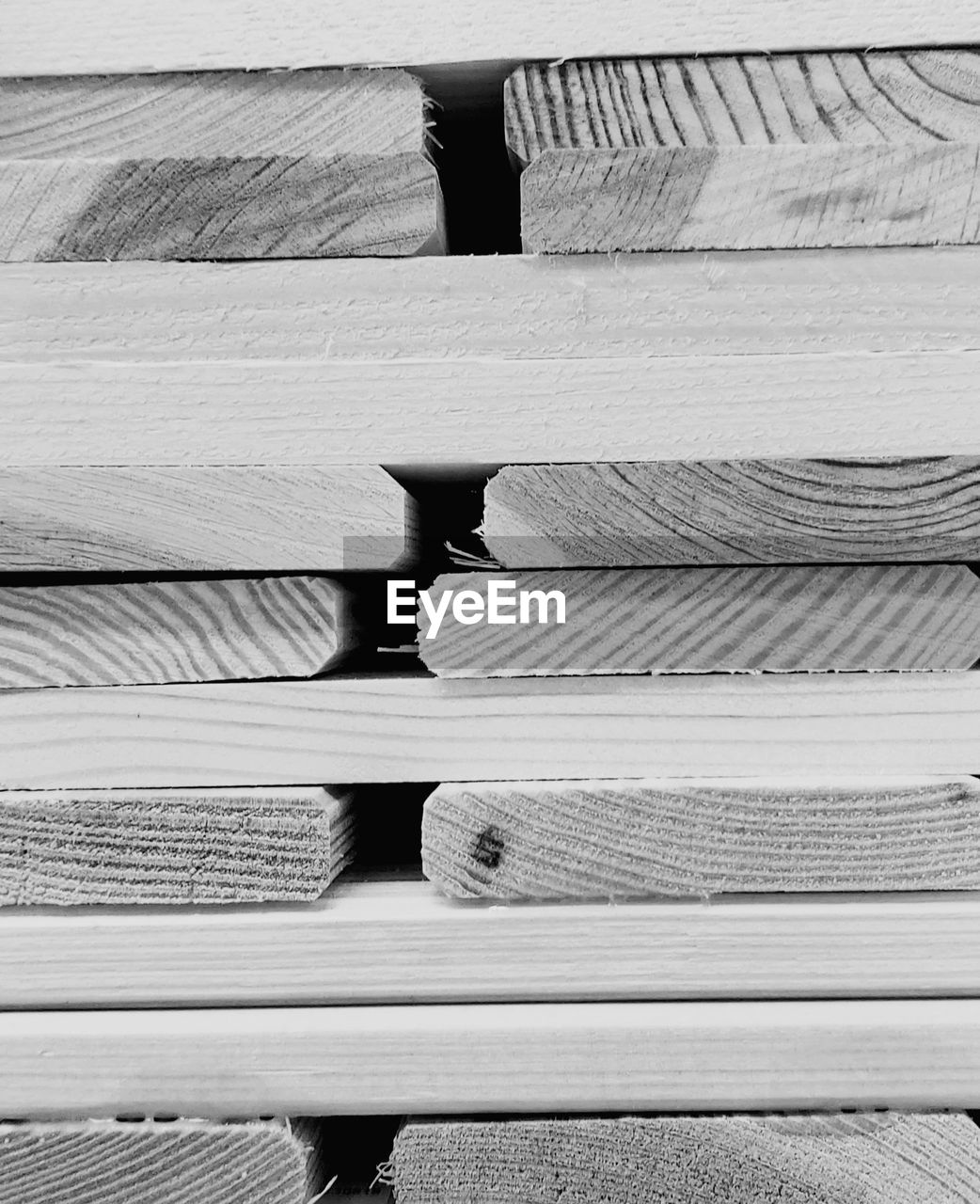 FULL FRAME SHOT OF WOODEN STACKED