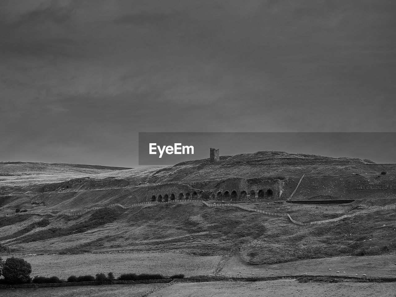 SCENIC VIEW OF LAND AND MOUNTAIN AGAINST SKY