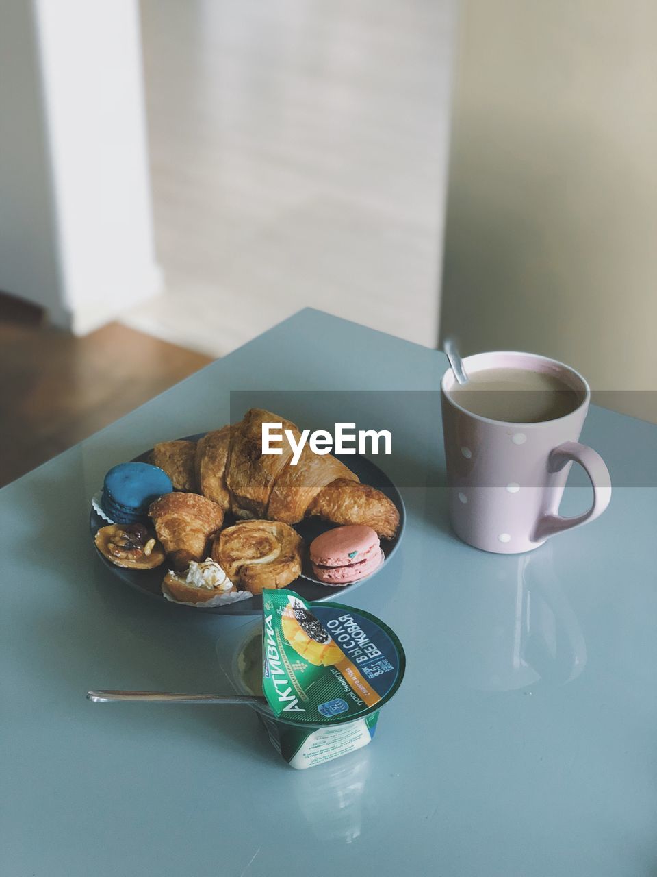 HIGH ANGLE VIEW OF BREAKFAST SERVED IN PLATE