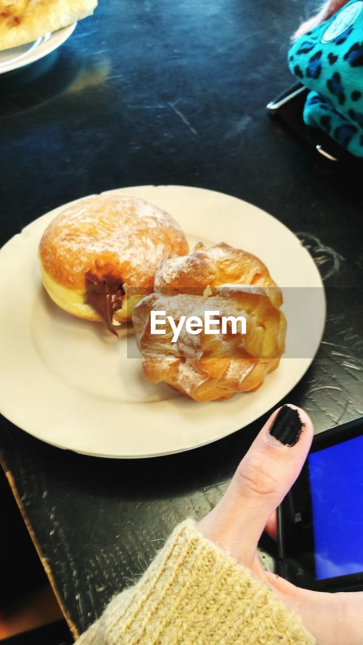 HIGH ANGLE VIEW OF BREAD IN PLATE ON TABLE