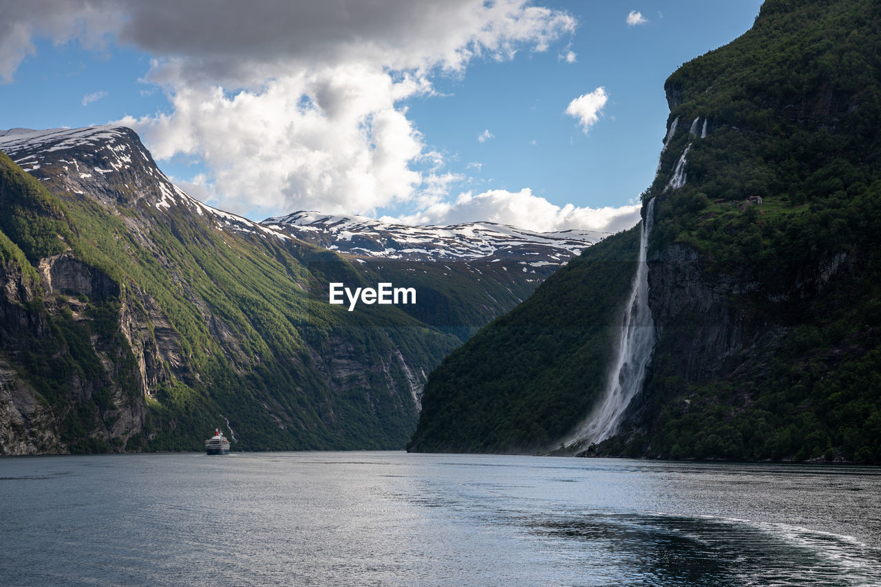 PANORAMIC VIEW OF MOUNTAINS AGAINST SKY