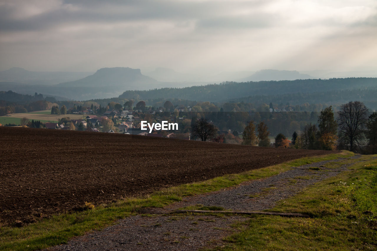 SCENIC VIEW OF FARM AGAINST SKY