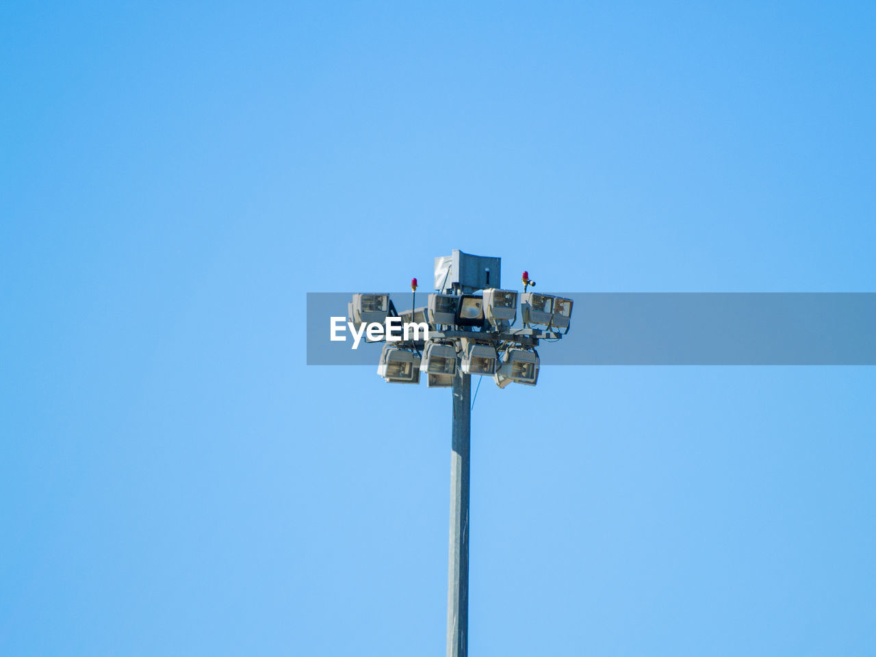 LOW ANGLE VIEW OF STREET LIGHT AGAINST CLEAR BLUE SKY