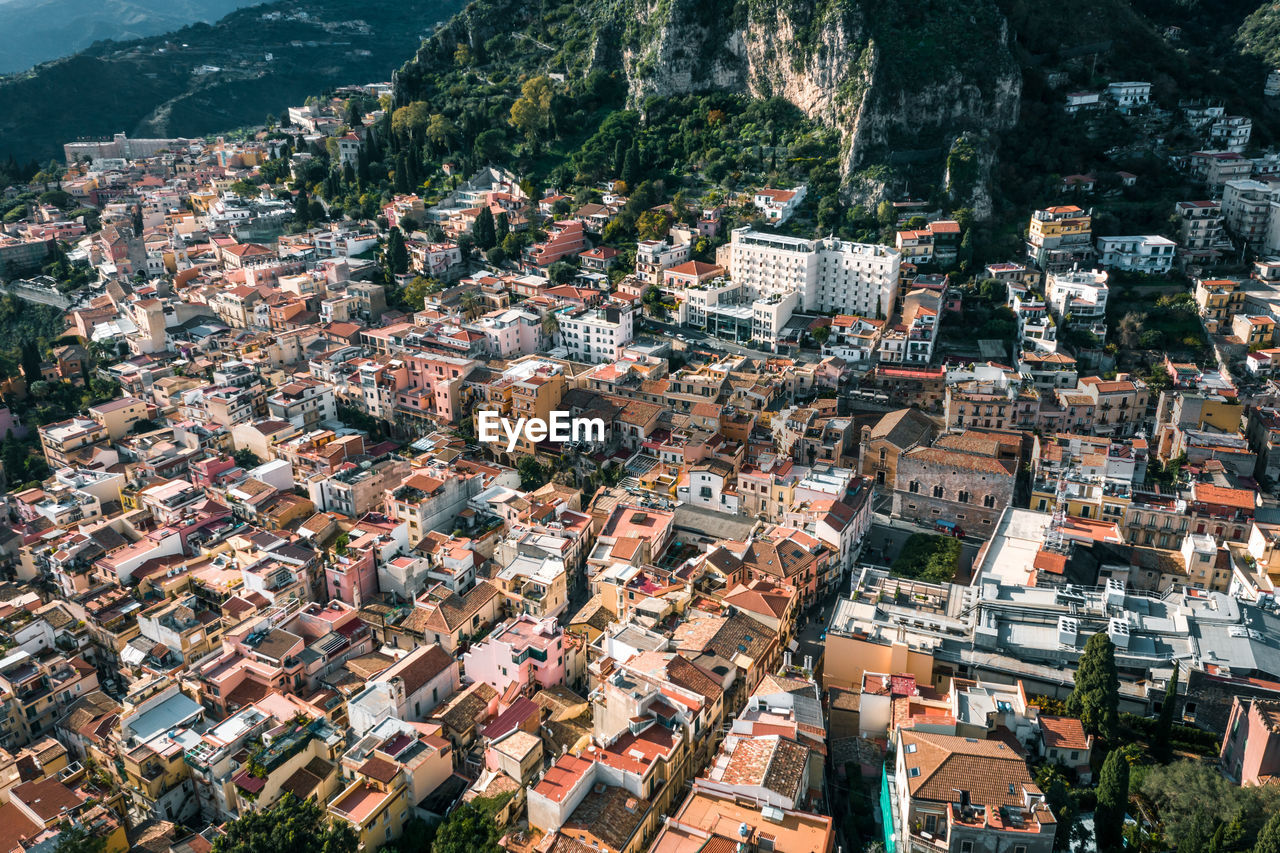 HIGH ANGLE VIEW OF TOWNSCAPE AGAINST SKY