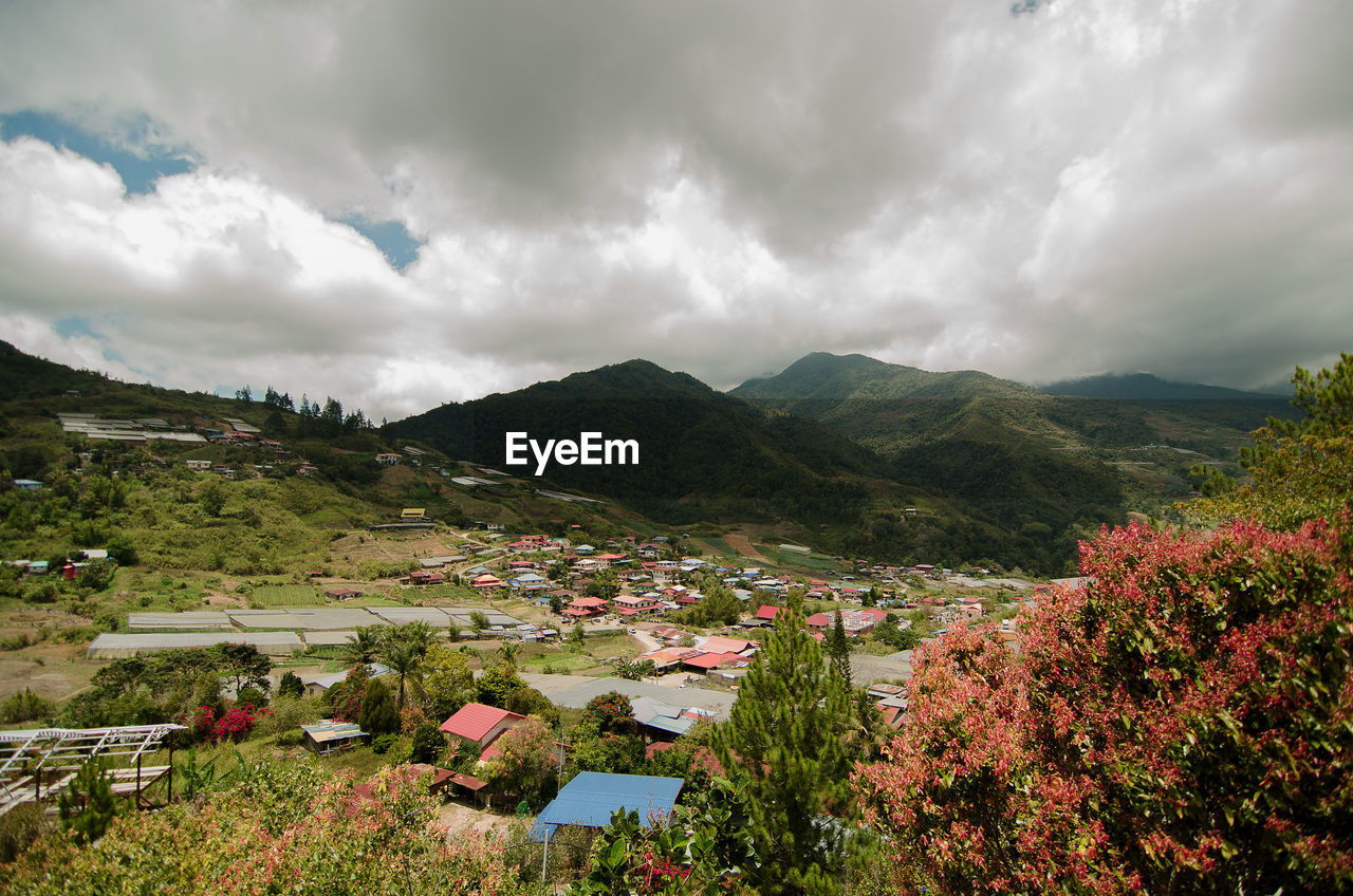 PANORAMIC VIEW OF TOWNSCAPE AGAINST SKY