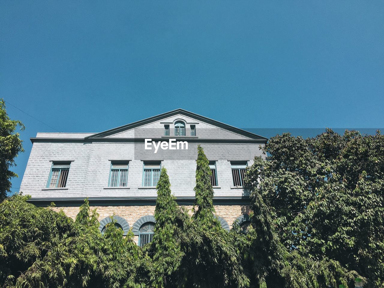 LOW ANGLE VIEW OF HOUSE AGAINST CLEAR SKY