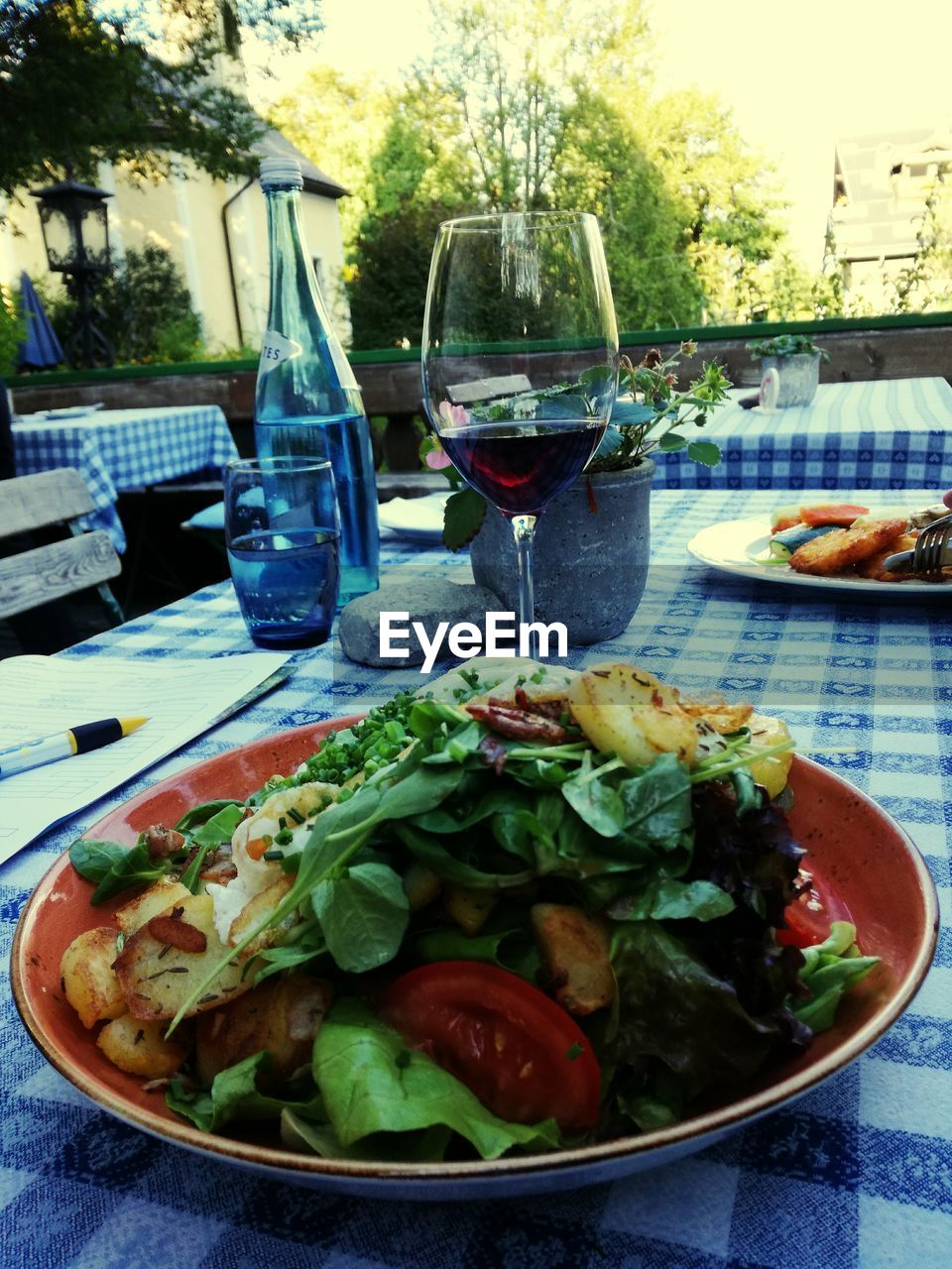 CLOSE-UP OF SALAD IN PLATE