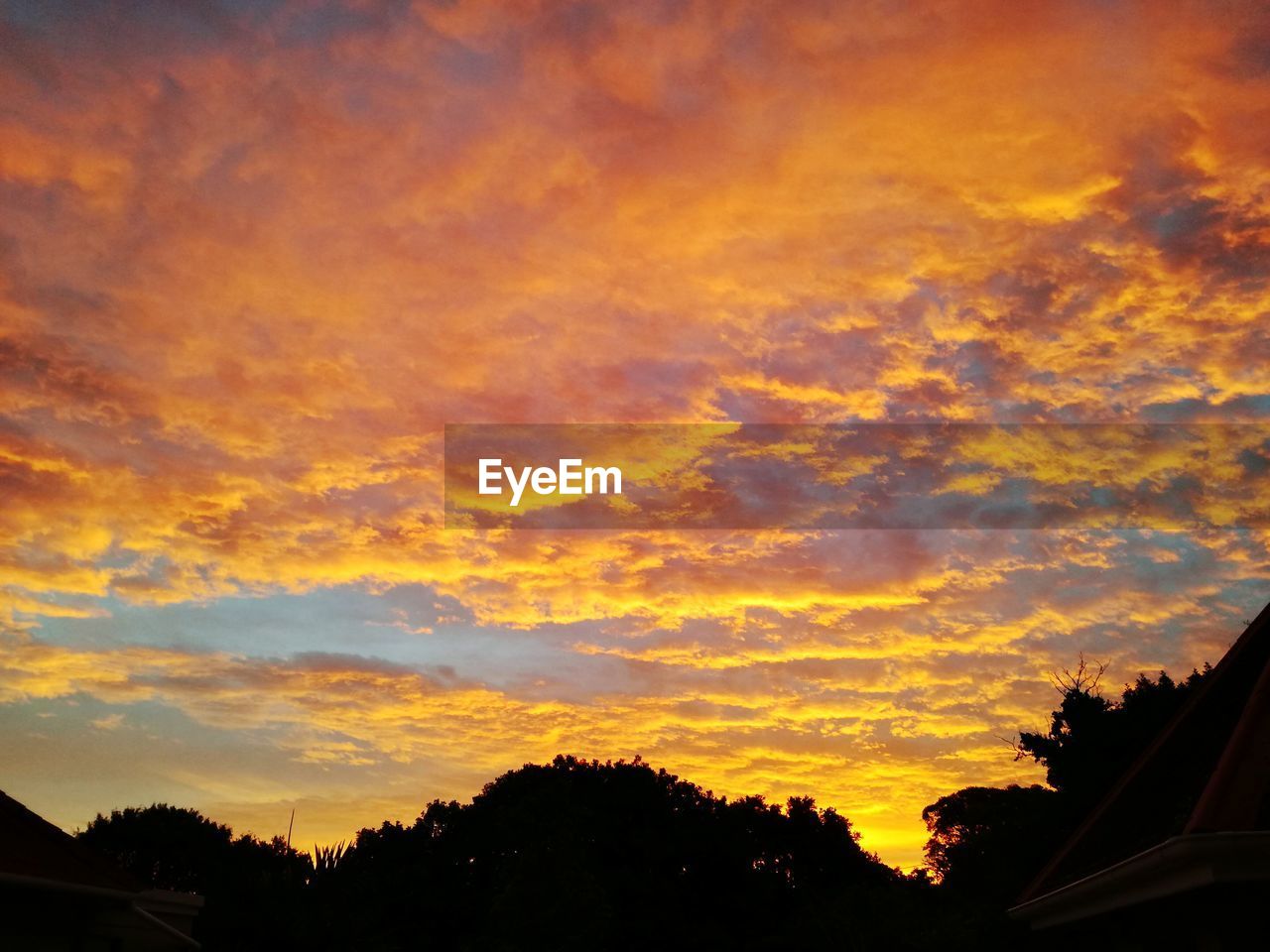 LOW ANGLE VIEW OF DRAMATIC SKY AT SUNSET