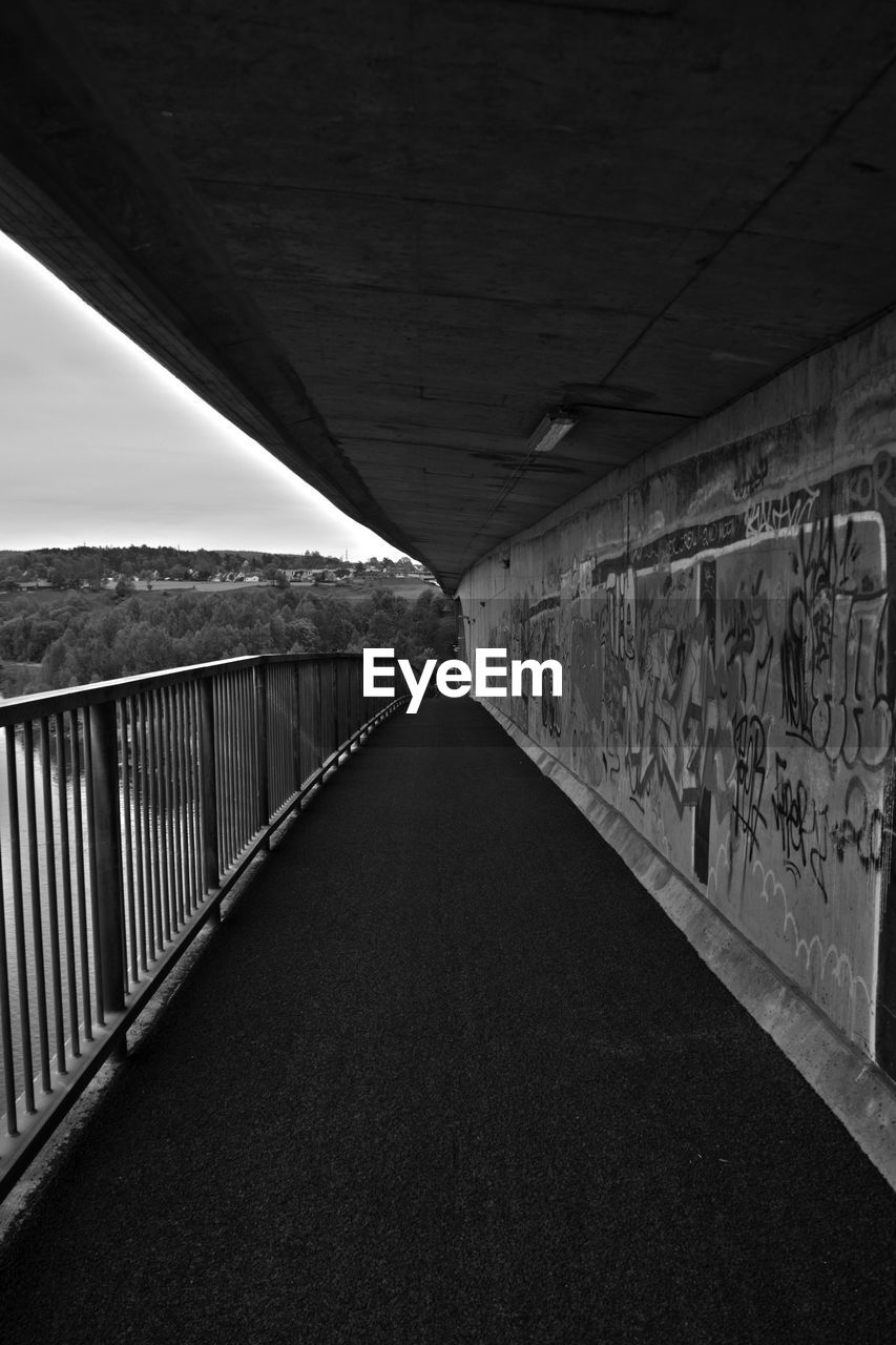 EMPTY ROAD LEADING TOWARDS BUILDING