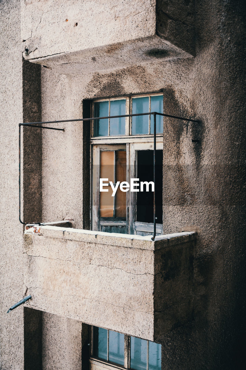 LOW ANGLE VIEW OF WINDOW OF OLD BUILDING