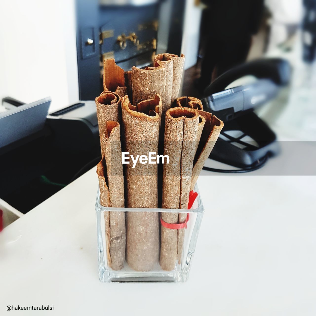 Cinnamon sticks, to refresh the place by emitting the fragrance of woods.