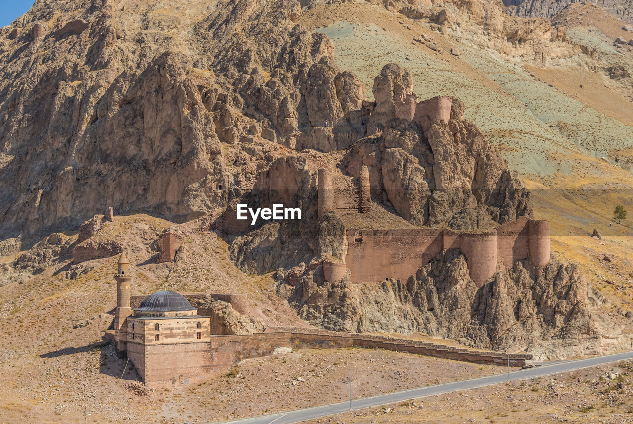 HIGH ANGLE VIEW OF ROCK ON MOUNTAIN