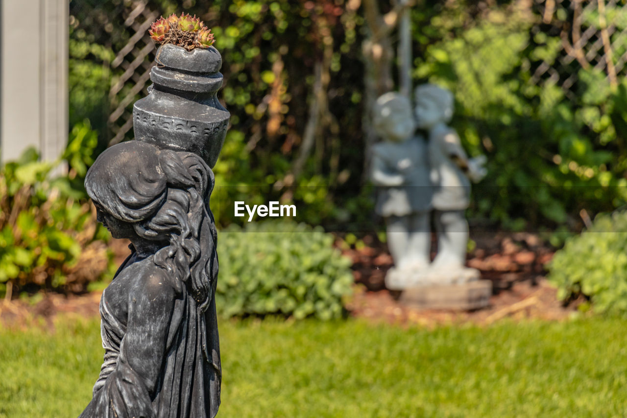 STATUE OF ANGEL AT PARK