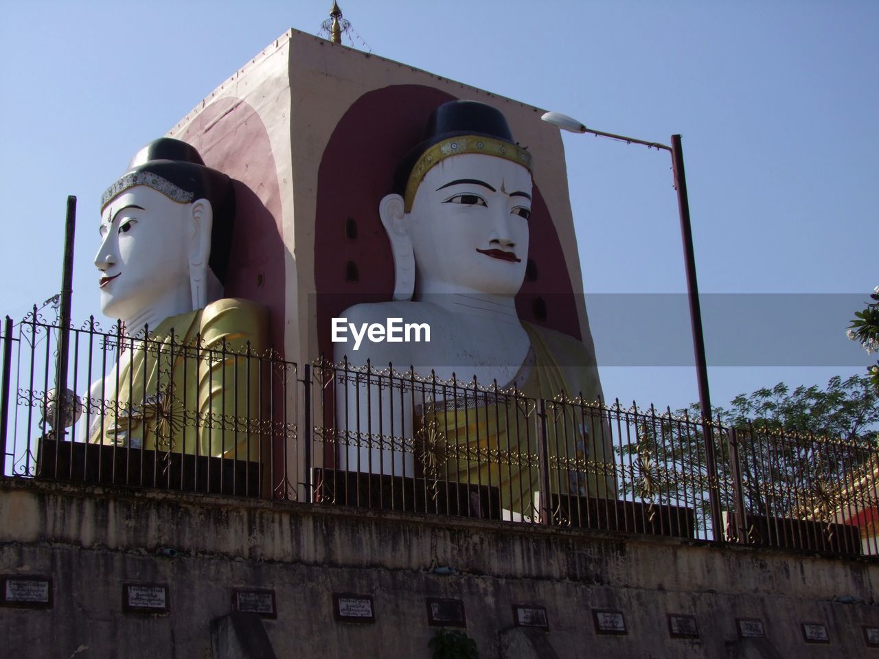 LOW ANGLE VIEW OF STATUE AGAINST BUILDING