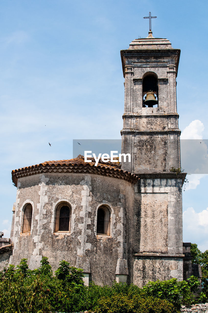 LOW ANGLE VIEW OF OLD BUILDING AGAINST SKY