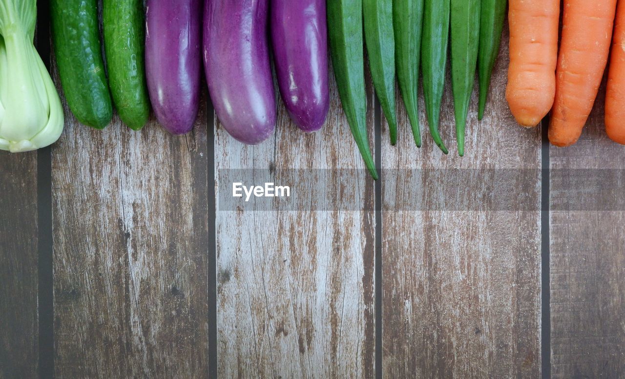 HIGH ANGLE VIEW OF PURPLE CHILI ON TABLE