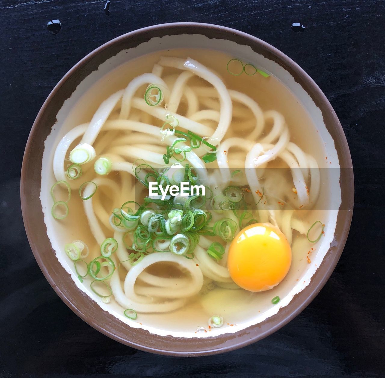 HIGH ANGLE VIEW OF NOODLES IN BOWL