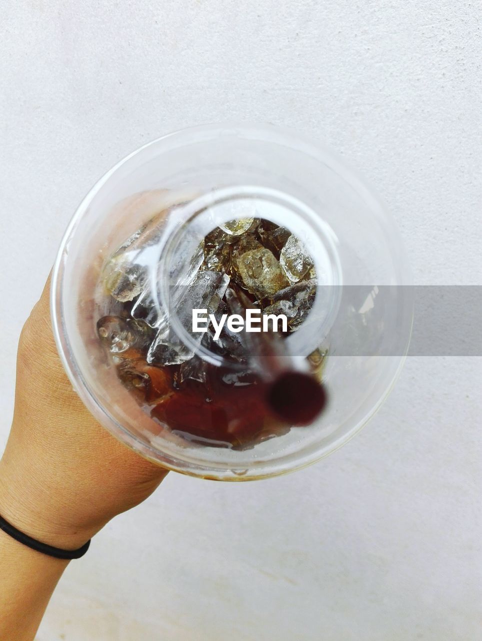 CLOSE-UP OF PERSON HOLDING ICE CREAM