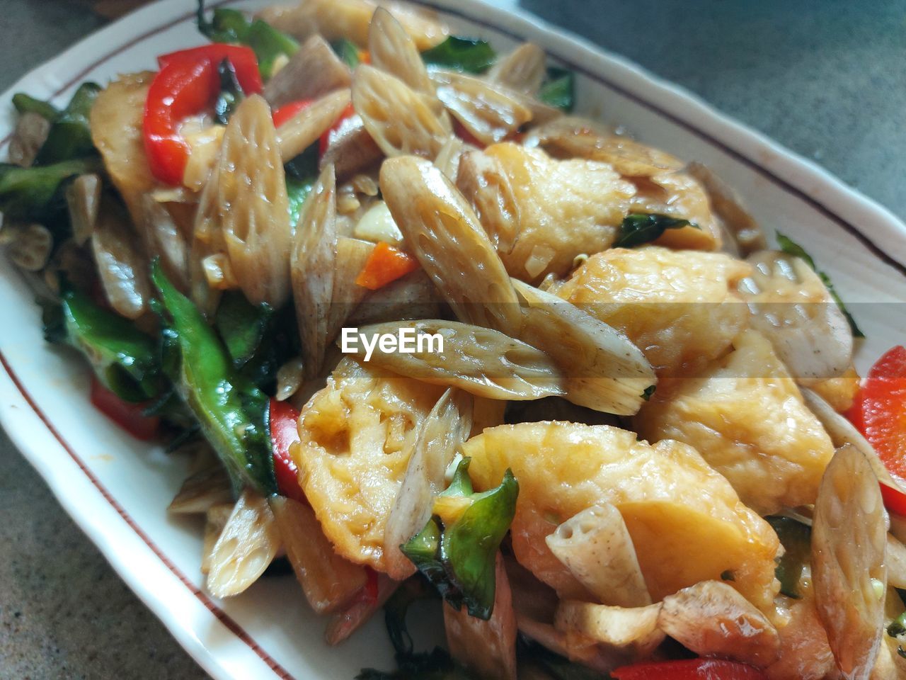 HIGH ANGLE VIEW OF FOOD IN PLATE ON TABLE