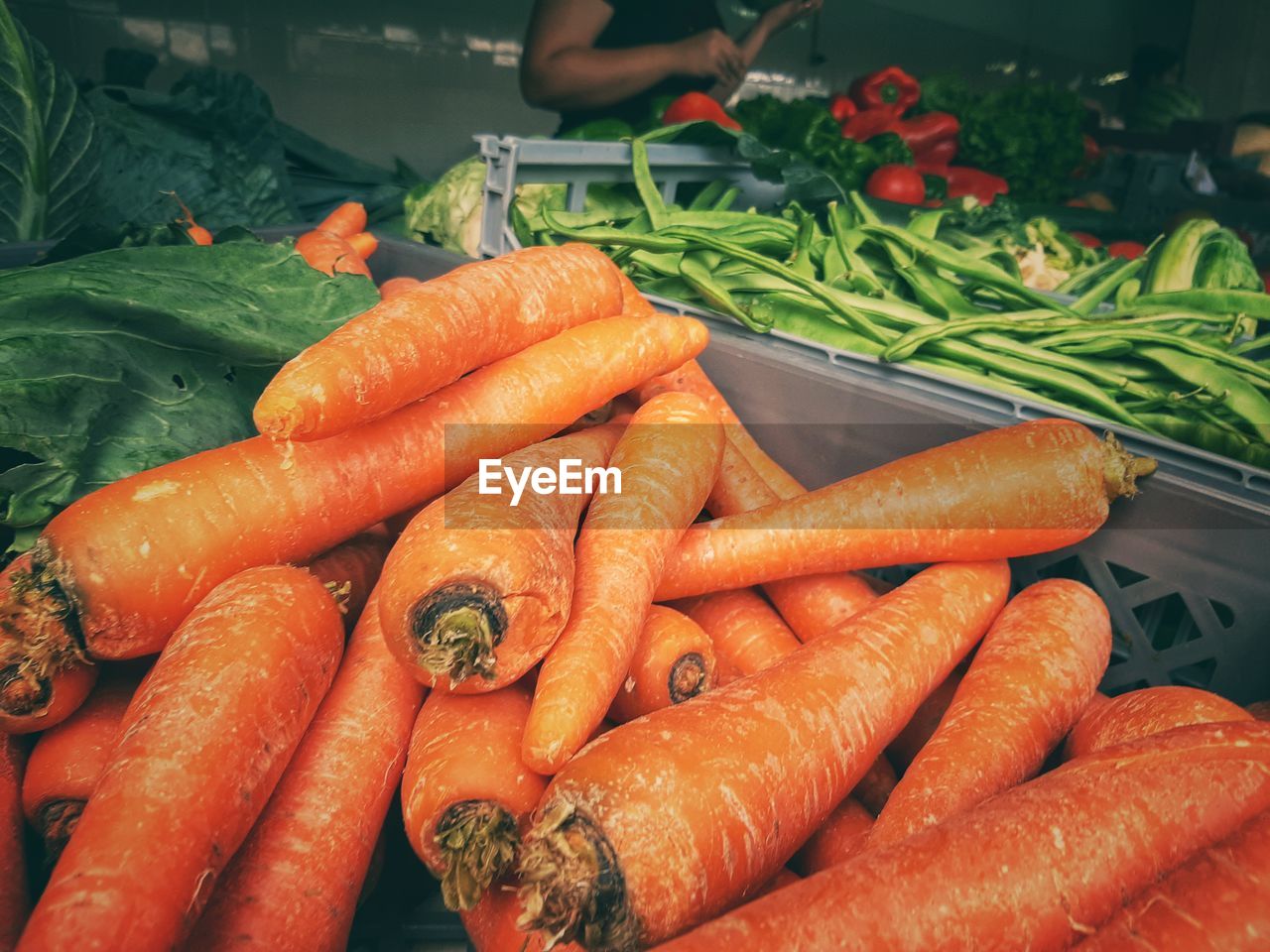 HIGH ANGLE VIEW OF VEGETABLES IN MARKET STALL