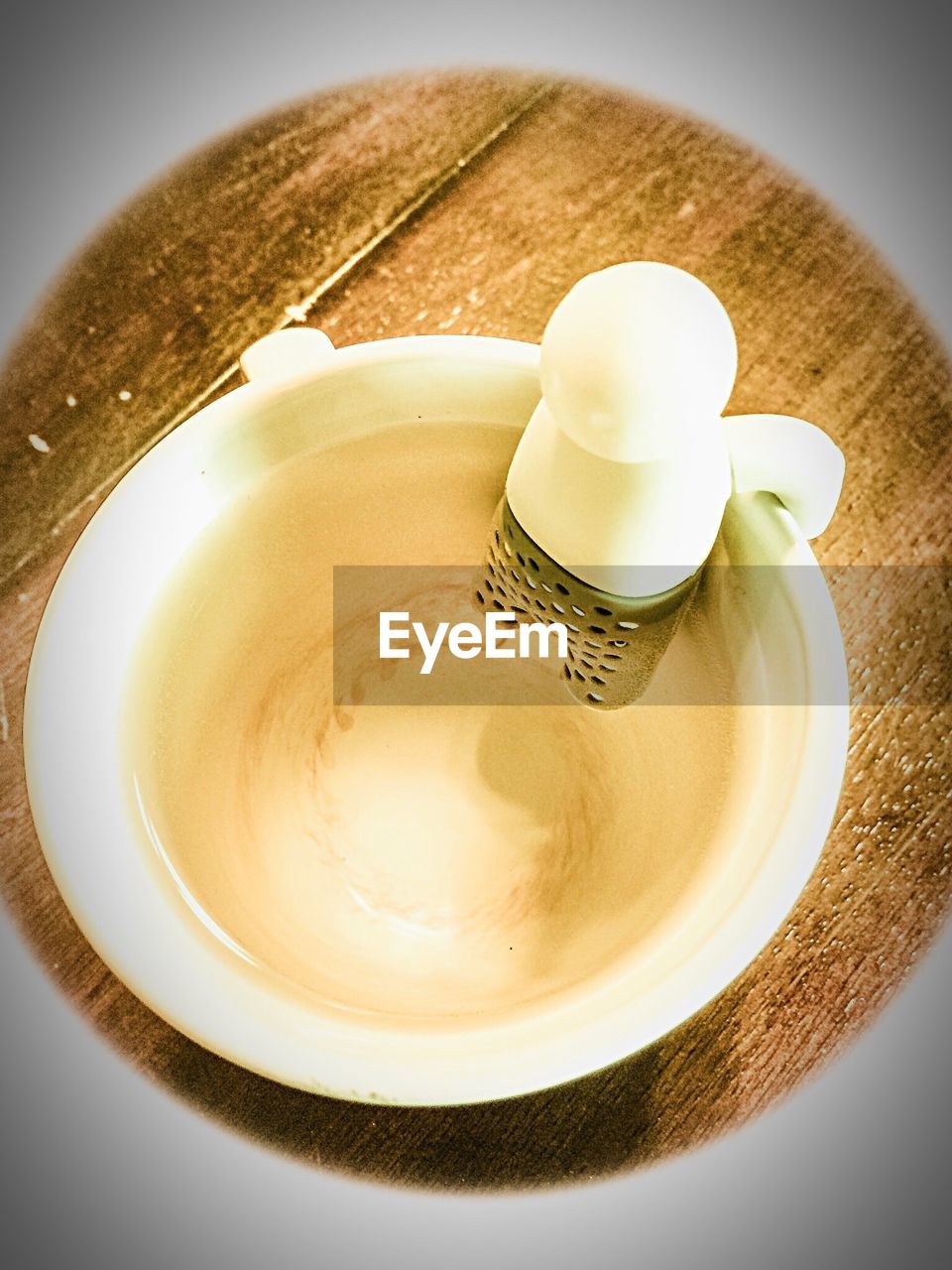 HIGH ANGLE VIEW OF COFFEE ON PLATE