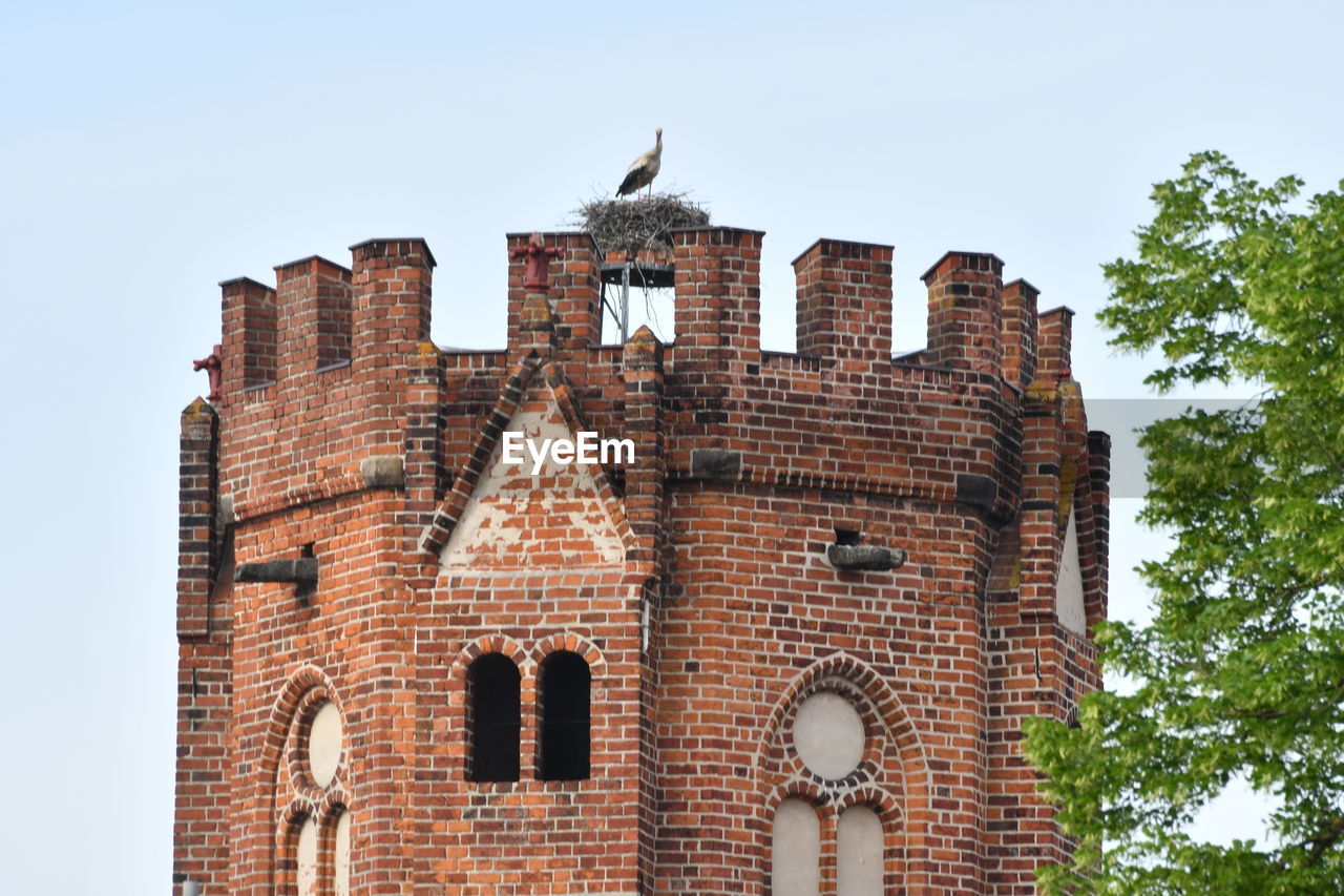 LOW ANGLE VIEW OF HISTORIC BUILDING AGAINST SKY