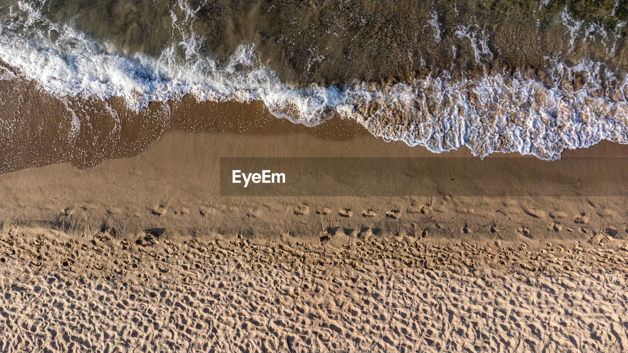 CLOSE-UP OF WATER FLOWING IN SEA