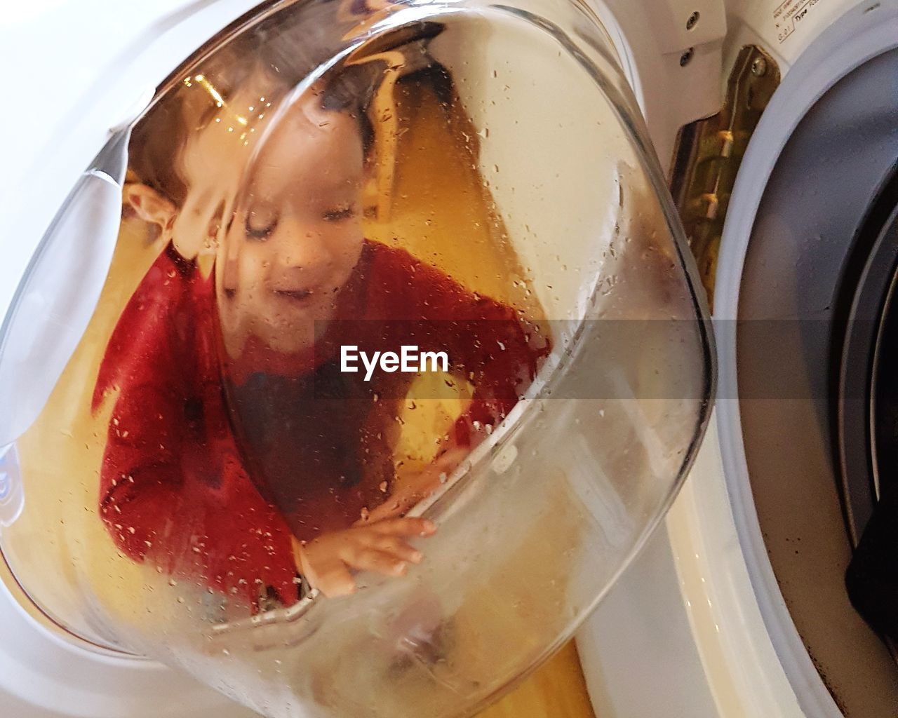 CLOSE-UP OF DRINK ON GLASS