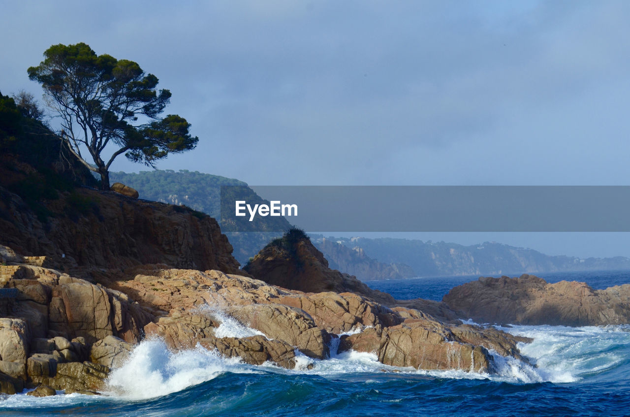 SCENIC VIEW OF SEA AND ROCK FORMATION AGAINST SKY