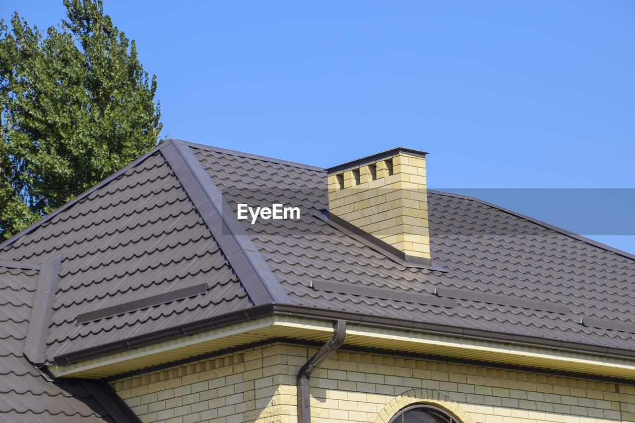 LOW ANGLE VIEW OF BUILT STRUCTURE AGAINST SKY