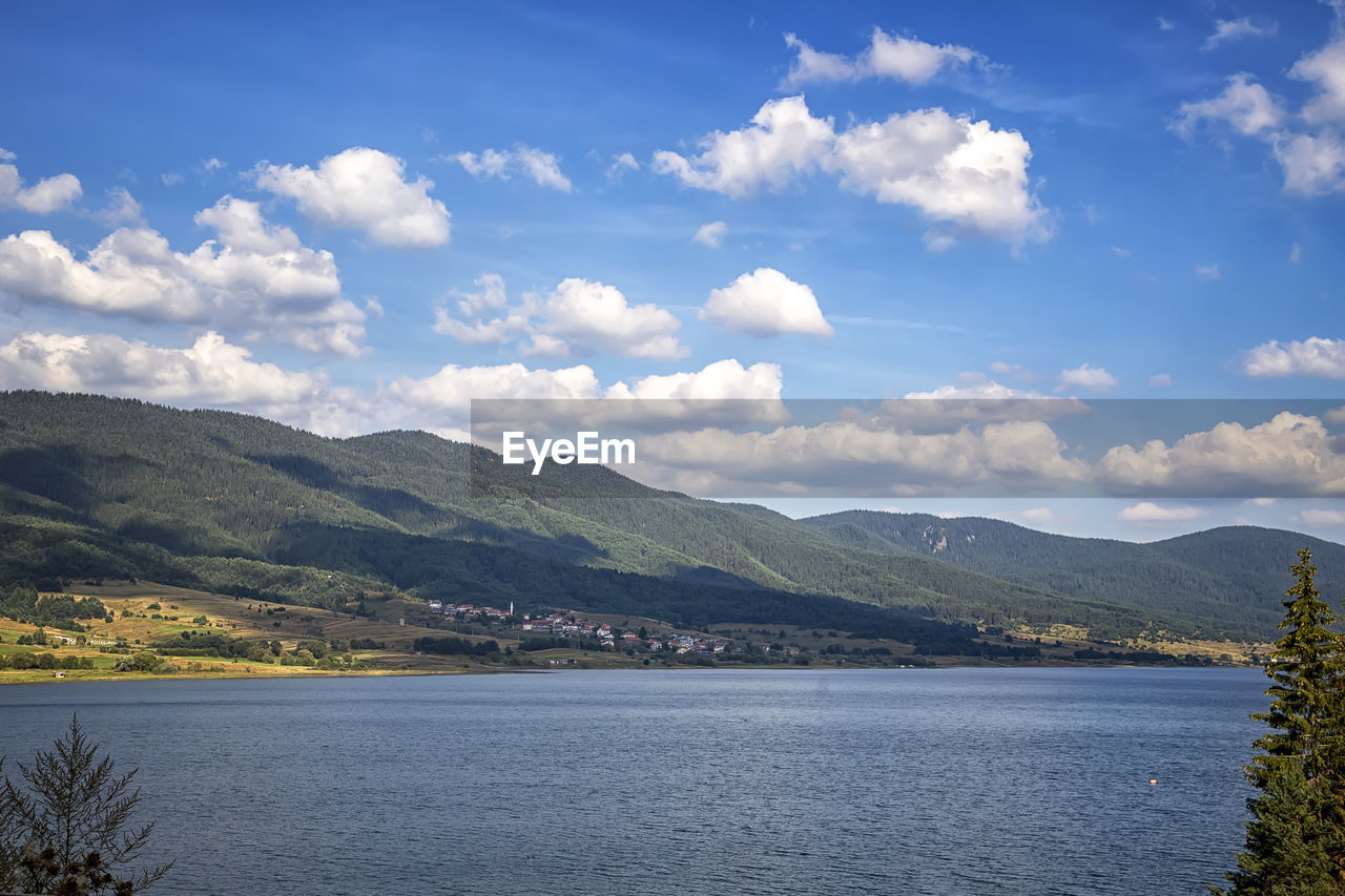 SCENIC VIEW OF SEA BY MOUNTAIN AGAINST SKY