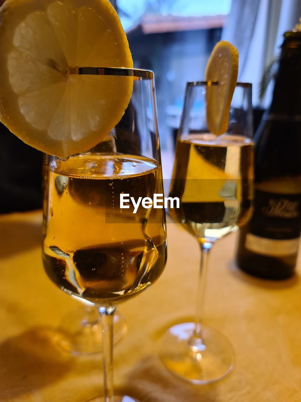 CLOSE-UP OF BEER IN GLASS