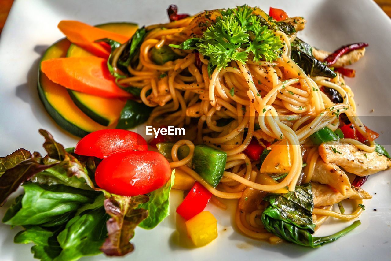 CLOSE-UP OF FRESH SALAD WITH VEGETABLES