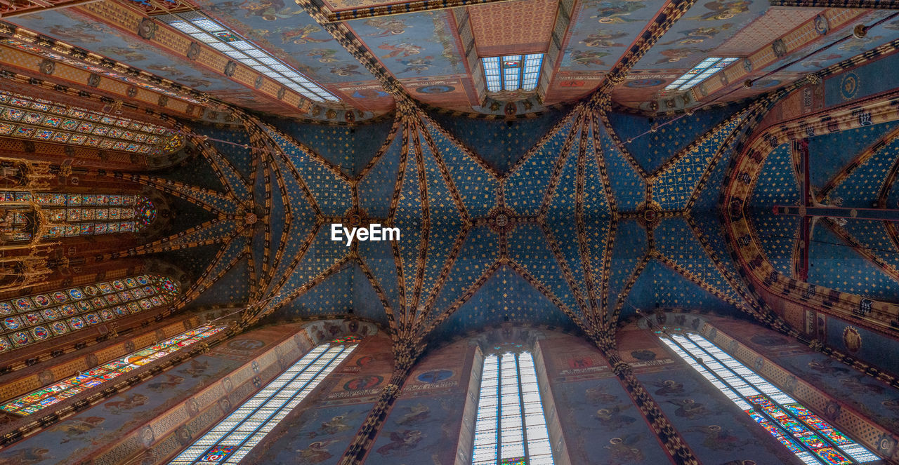 FULL FRAME SHOT OF CEILING OF BUILDING IN TEMPLE