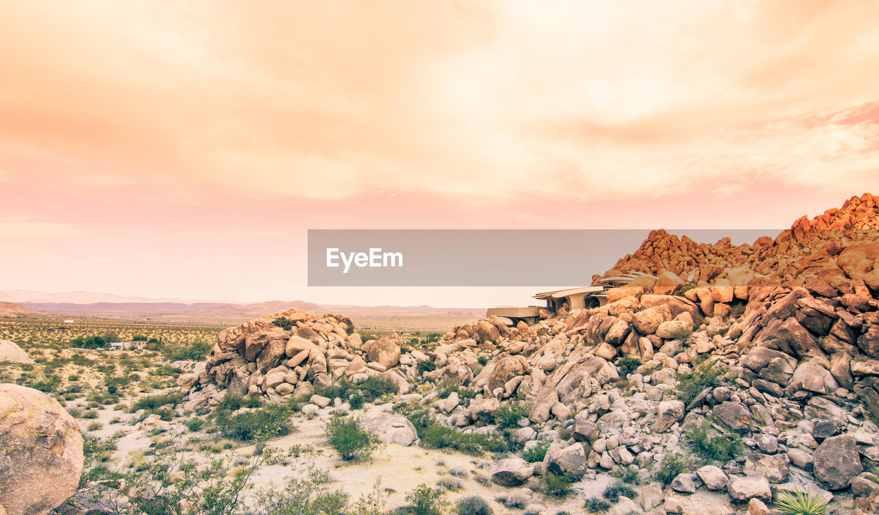 SCENIC VIEW OF DESERT AGAINST SKY