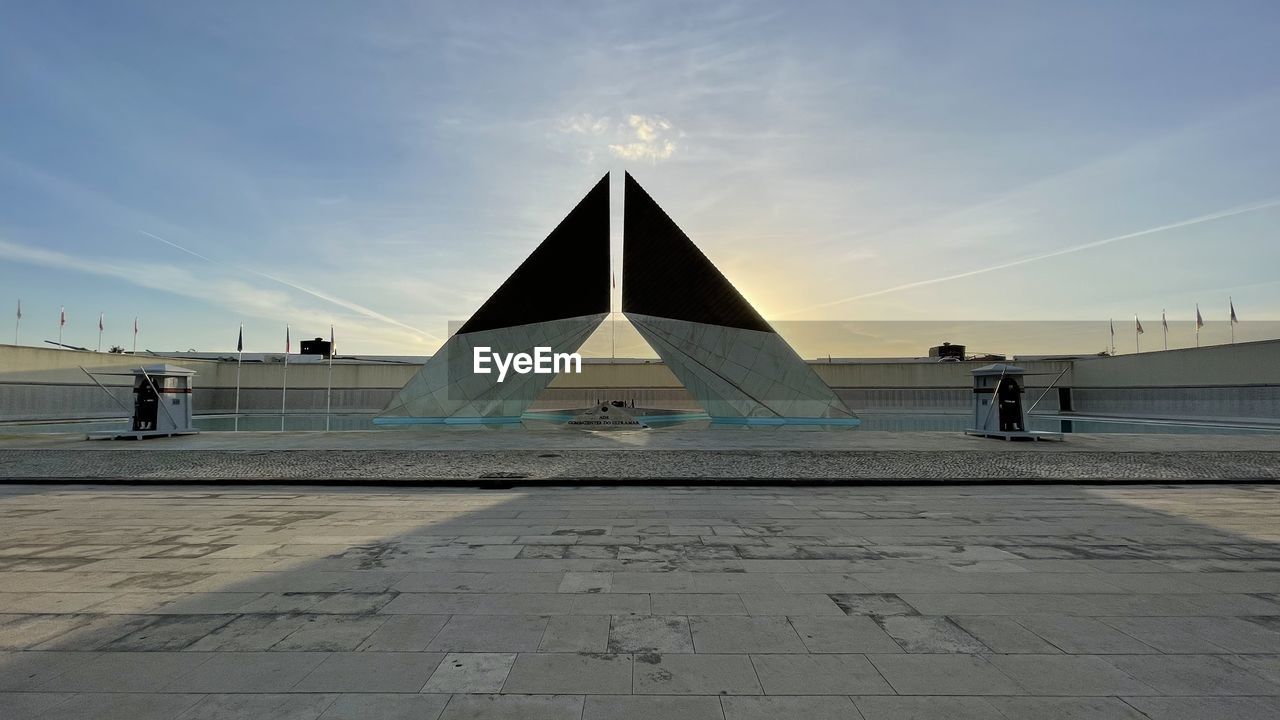 VIEW OF HISTORICAL BUILDING AGAINST SKY