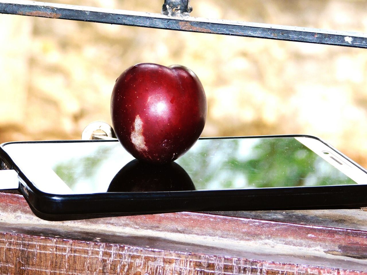 CLOSE-UP OF STRAWBERRY