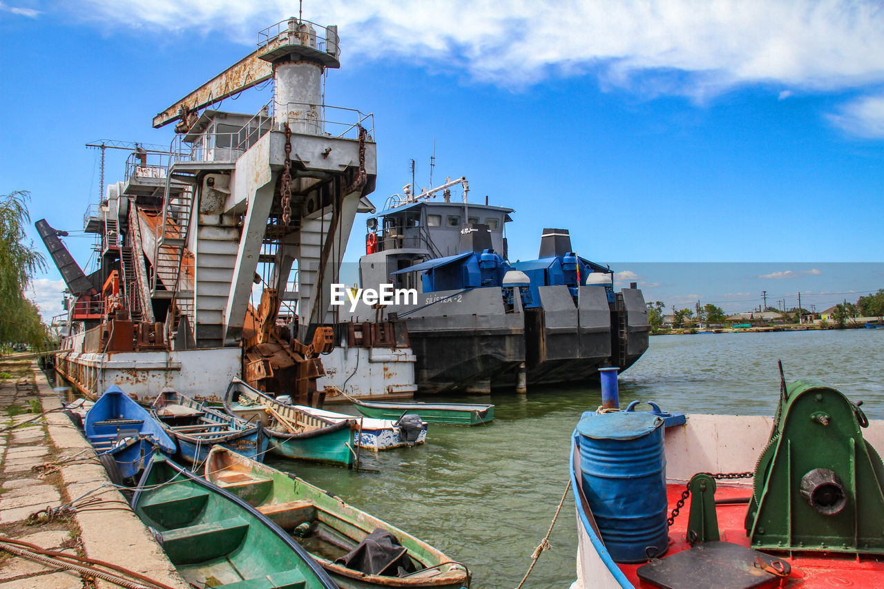 SHIP MOORED ON SEA AGAINST SKY