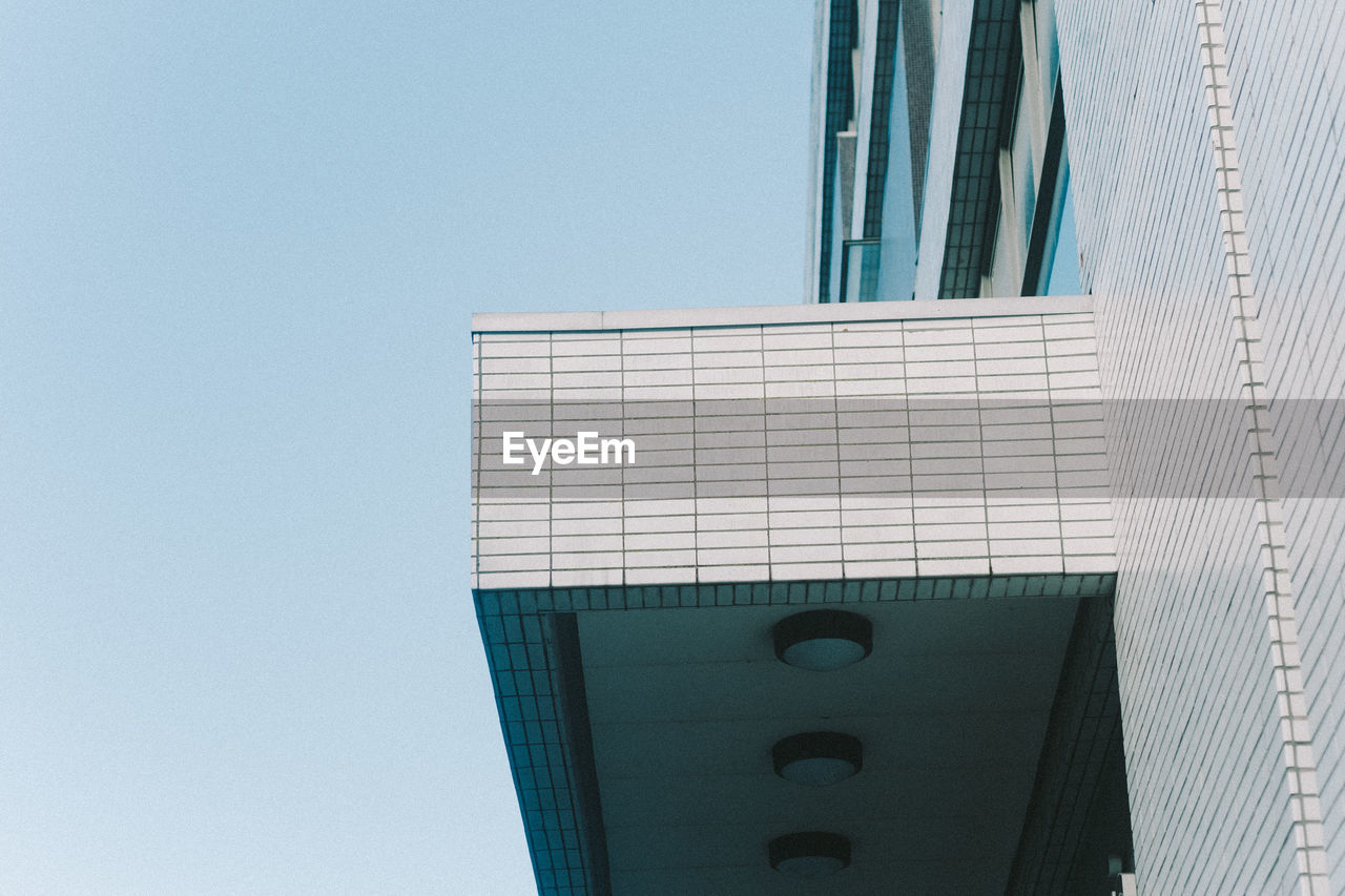 LOW ANGLE VIEW OF BUILDING AGAINST CLEAR SKY