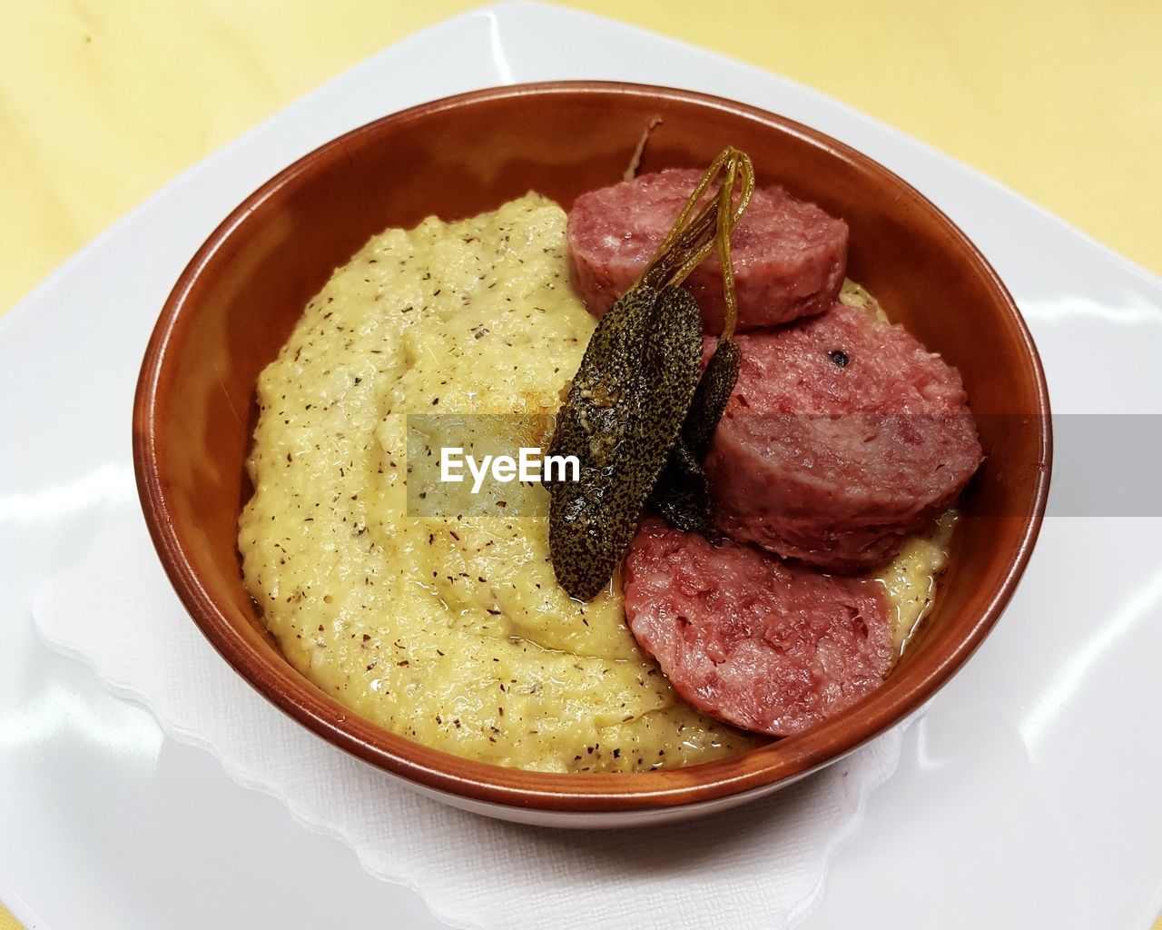 HIGH ANGLE VIEW OF MEAT WITH BREAD ON PLATE