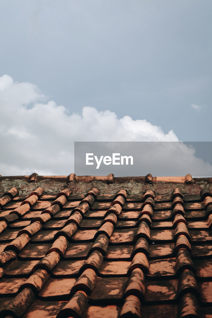 LOW ANGLE VIEW OF ROOF HOUSES AGAINST SKY